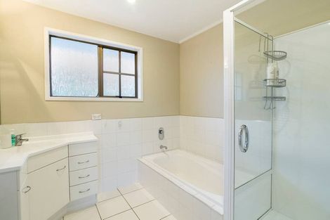 Photo of property in 33 James Evans Drive, Northcote, Auckland, 0627