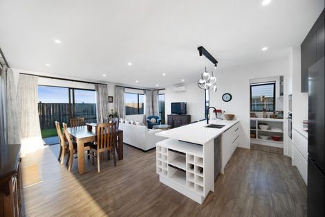 Photo of property in 11 Koiora Road, Clarks Beach, 2122