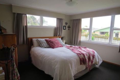 Photo of property in 5 Mayfair Place, Westown, New Plymouth, 4310