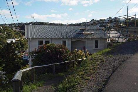 Photo of property in 24 Garden Road, Northland, Wellington, 6012