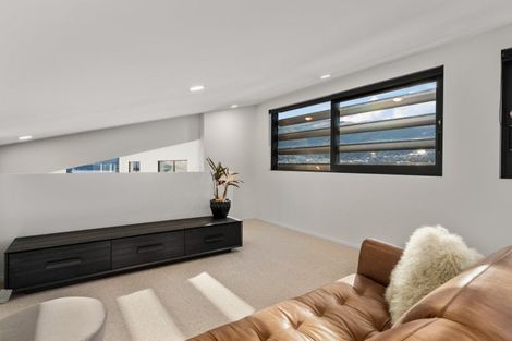 Photo of property in 11 Red Deer Rise, Kelvin Heights, Queenstown, 9300