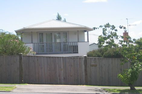 Photo of property in 2/79 Raleigh Road, Northcote, Auckland, 0627