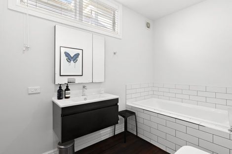 Photo of property in 17 West Road, Northland, Wellington, 6012