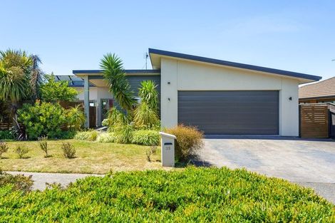 Photo of property in 35 Simpson Crescent, Raumati Beach, Paraparaumu, 5032