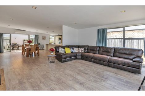 Photo of property in 5 Endeavour Place, One Tree Point, 0118