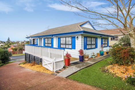 Photo of property in 28 Holmes Drive South, Massey, Auckland, 0614