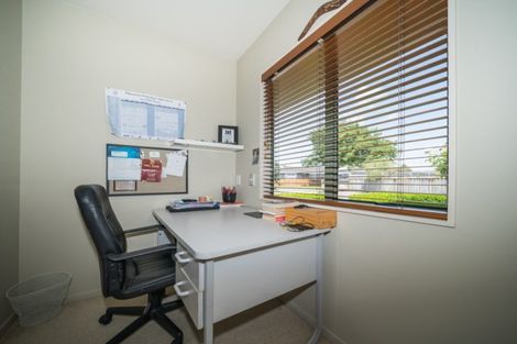 Photo of property in 5 Abby Road, Fitzherbert, Palmerston North, 4410