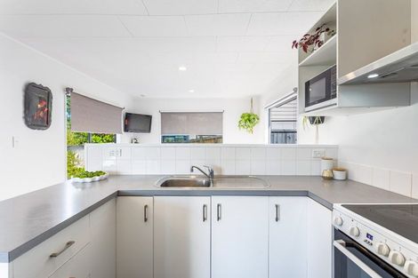 Photo of property in 10 Amery Place, West Harbour, Auckland, 0618