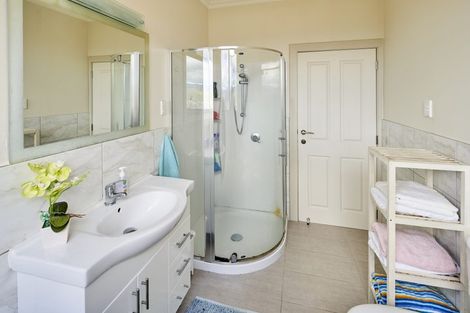 Photo of property in 15 Swain Grove, Riverstone Terraces, Upper Hutt, 5018