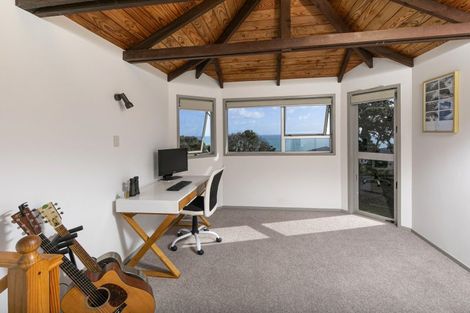 Photo of property in 5 Ngatira Road, Muriwai, Waimauku, 0881