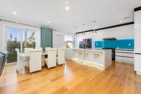 Photo of property in 25 Pupuke Road, Birkenhead, Auckland, 0627