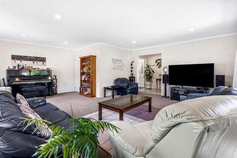 Photo of property in 8 Landvale Court, Browns Bay, Auckland, 0630