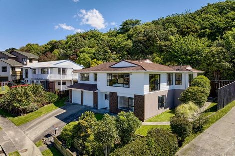 Photo of property in 16 Saint Aidans Way, Tawa, Wellington, 5028