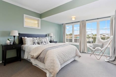 Photo of property in 28 Harbour View Road, Te Atatu Peninsula, Auckland, 0610