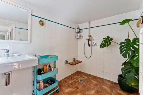 Photo of property in 72 Garden Road, Piha, New Lynn, 0772