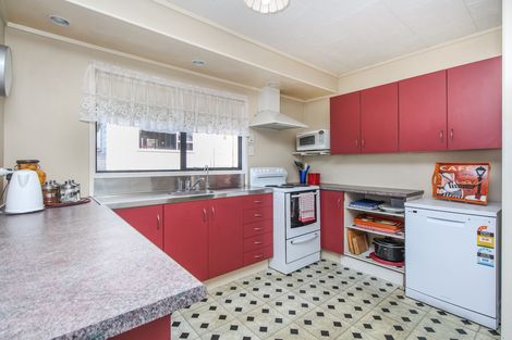Photo of property in 28 Holmes Drive South, Massey, Auckland, 0614