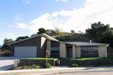 Photo of property in 14 Leanne Way, Waikanae Beach, Waikanae, 5036