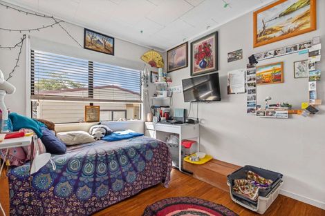 Photo of property in 48 Beach Road, Te Atatu Peninsula, Auckland, 0610