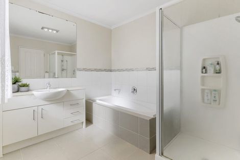 Photo of property in 12 Seresin Crescent, Flat Bush, Auckland, 2016