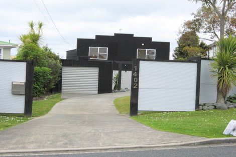 Photo of property in 1402 Whangaparaoa Road, Army Bay, Whangaparaoa, 0930