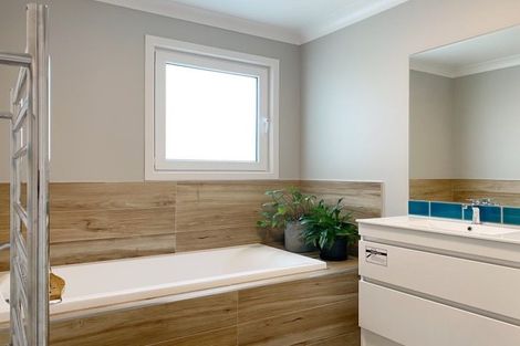 Photo of property in 18 Monaco Grove, Fitzherbert, Palmerston North, 4410