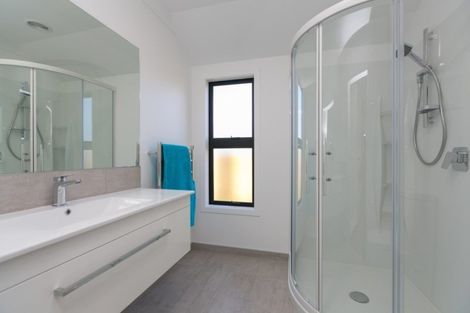 Photo of property in 3f Honeyfield Drive, Whalers Gate, New Plymouth, 4310