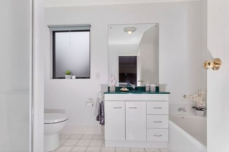 Photo of property in 19 Pannill Place, Oteha, Auckland, 0632