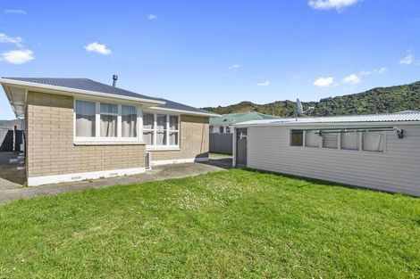 Photo of property in 5 Matthews Road, Wainuiomata, Lower Hutt, 5014