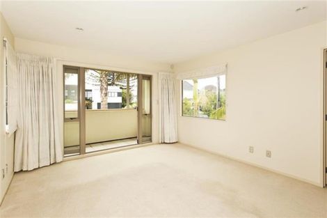 Photo of property in 8 Scarboro Terrace, Murrays Bay, Auckland, 0630