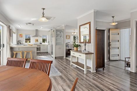 Photo of property in 16 Resolution Place, One Tree Point, 0118