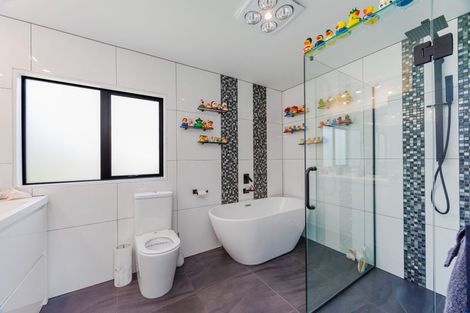 Photo of property in 3 Holyoake Place, Chatswood, Auckland, 0626