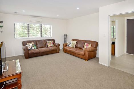 Photo of property in 2/73 Athena Drive, Totara Vale, Auckland, 0629