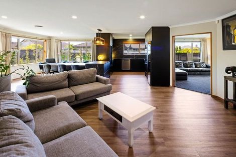 Photo of property in 18 Gibbston Close, Huntington, Hamilton, 3210