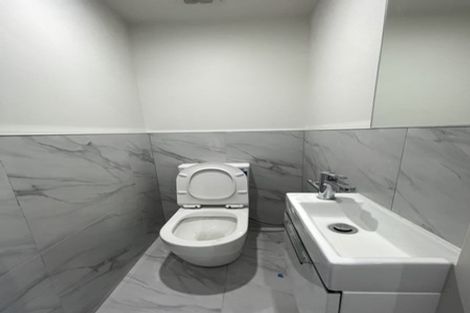 Photo of property in 2/10 Vinifera Place, Fairview Heights, Auckland, 0632