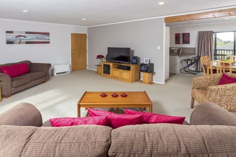 Photo of property in 6 Channing Crescent, Botany Downs, Auckland, 2010