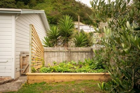 Photo of property in 225 Sutherland Road, Lyall Bay, Wellington, 6022
