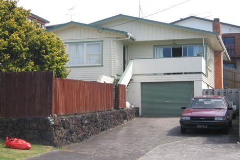 Photo of property in 2/8 Woodall Place, Totara Vale, Auckland, 0627