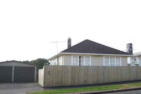 Photo of property in 28 Endeavour Street, Marfell, New Plymouth, 4310
