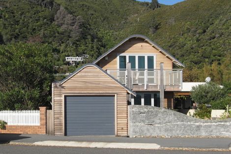 Photo of property in 103 Marine Parade, Eastbourne, Lower Hutt, 5013