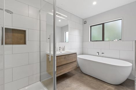 Photo of property in 16 Monkton Close, Greenhithe, Auckland, 0632