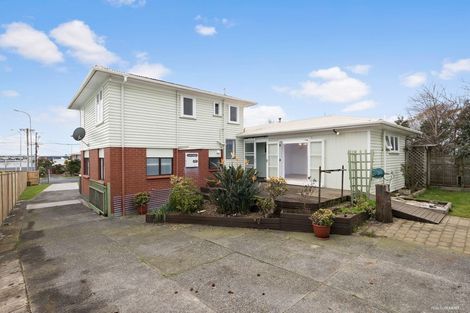 Photo of property in 27 Woodford Avenue, Henderson, Auckland, 0610