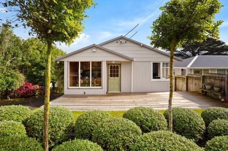 Photo of property in 40 Taylor Terrace, Tawa, Wellington, 5028