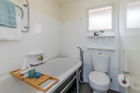 Photo of property in 2 Barclay Grove, Hokio Beach, Levin, 5571