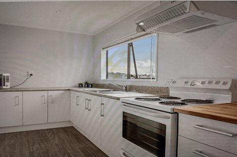 Photo of property in 64 Trias Road, Totara Vale, Auckland, 0629