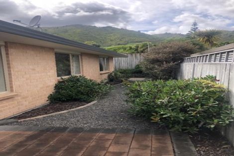 Photo of property in 17 Balmerino Grove, Waikanae, 5036