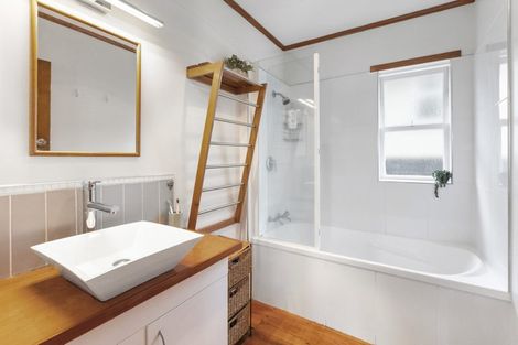 Photo of property in 21 Taipari Road, Te Atatu Peninsula, Auckland, 0610