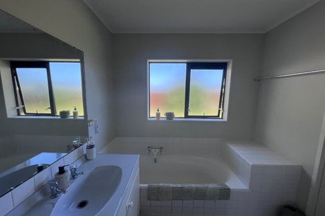 Photo of property in 20 Randwick Place, Randwick Park, Auckland, 2105