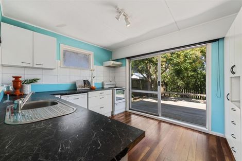 Photo of property in 121 Millbrook Road, Sunnyvale, Auckland, 0612