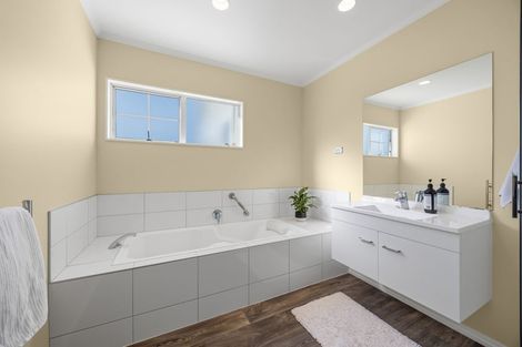 Photo of property in 46 Whiting Grove, West Harbour, Auckland, 0618
