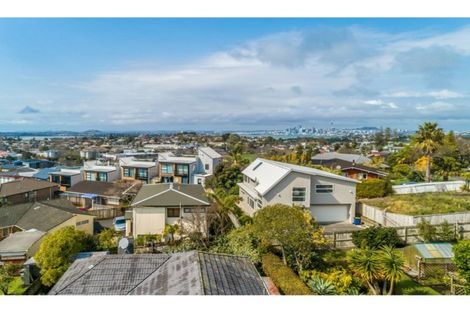 Photo of property in 62 Ocean View Road, Northcote, Auckland, 0627